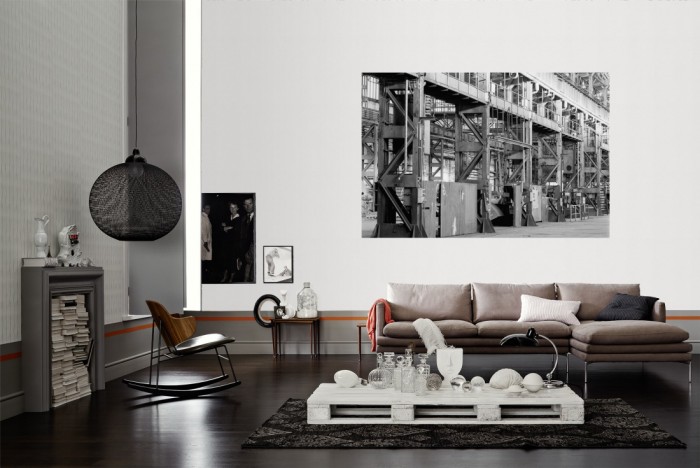 Die Fototapete Industriegebäude, schwarz-weiß als Wandbild im Wohnzimmer. Die Vlies-Fototapete Industriegebäude, schwarz-weiß verschönert als Wandbild Deine Wand.