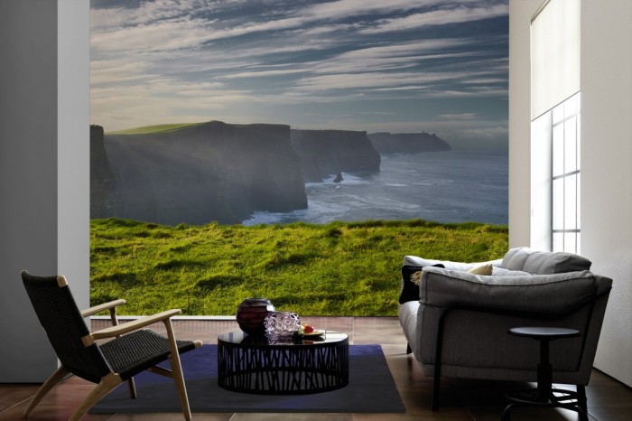 Im Wohnzimmer die Fototapete Irlands grüne Küste, Cliffs of Moher auf einer großen Wand tapeziert. Die Fototapete Irlands grüne Küste, Cliffs of Moher ist als Vlies-Fototapete im Wohnzimmer leicht zu tapezieren.