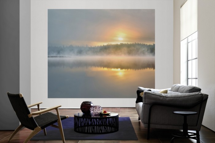 Die Fototapete Waldsee am Morgen, Schweden als große Bildtapete im Wohnzimmer. Als Bildtapete ist die Fototapete Waldsee am Morgen, Schweden ein besonderes Highlight auf Vliestapete.