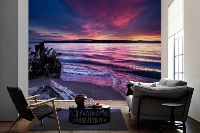 Im Wohnzimmer die Fototapete Bucht in Washington bei Sonnenuntergang auf einer großen Wand tapeziert. Die Fototapete Bucht in Washington bei Sonnenuntergang ist als Vlies-Fototapete im Wohnzimmer leicht zu tapezieren.