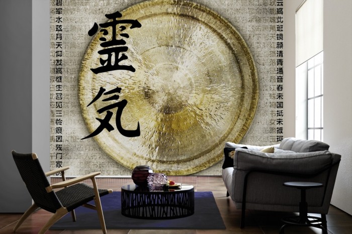 Im Wohnzimmer die Design-Fototapete Chinesische Schrift, Artwork auf einer großen Wand tapeziert. Die Design-Fototapete Chinesische Schrift, Artwork ist als Vlies-Fototapete im Wohnzimmer leicht zu tapezieren.