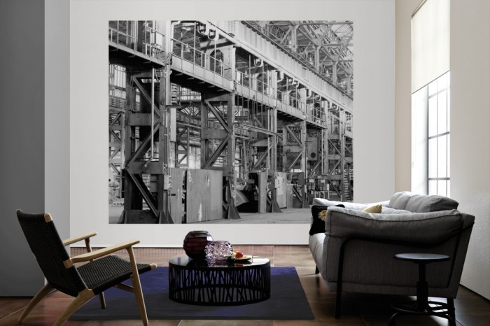 Die Fototapete Industriegebäude, schwarz-weiß als große Bildtapete im Wohnzimmer. Als Bildtapete ist die Fototapete Industriegebäude, schwarz-weiß ein besonderes Highlight auf Vliestapete.