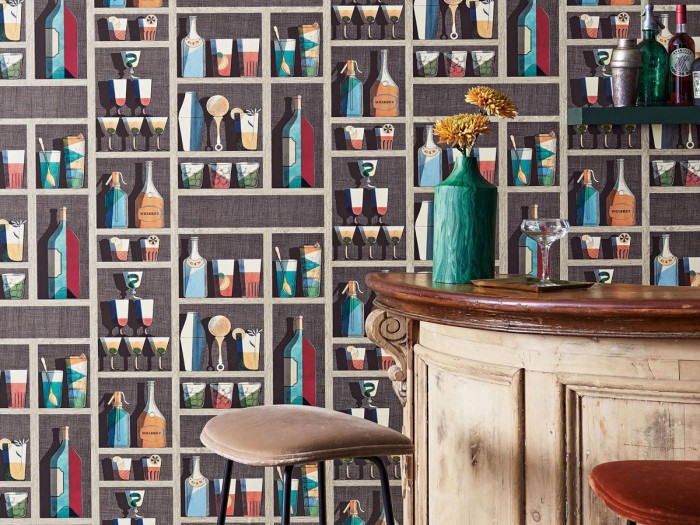 Die Fornasetti Tapete 114/23043 Cocktails auf einer Wand tapeziert