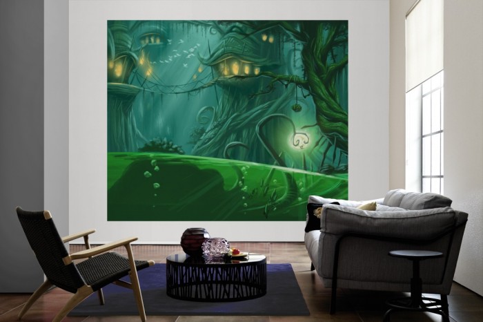 Die Fototapete Märchenwald mit Baumhäusern als große Bildtapete im Wohnzimmer. Als Bildtapete ist die Fototapete Märchenwald mit Baumhäusern ein besonderes Highlight auf Vliestapete.