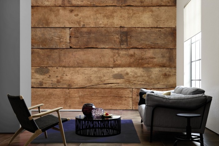 Im Wohnzimmer die Fototapete Holz Wand, alte Eiche auf einer großen Wand tapeziert. Die Fototapete Holz Wand, alte Eiche ist als Vlies-Fototapete im Wohnzimmer leicht zu tapezieren.