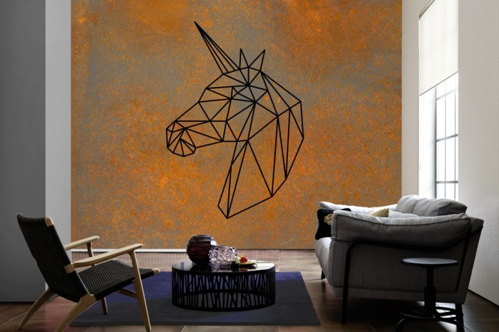 Im Wohnzimmer die Fototapete Einhorn Design auf Rost Tapete auf einer großen Wand tapeziert. Die Fototapete Einhorn Design auf Rost Tapete ist als Vlies-Fototapete im Wohnzimmer leicht zu tapezieren.