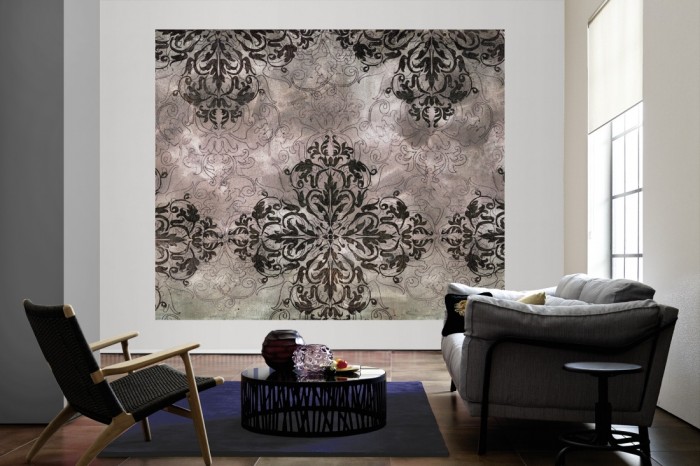 Die Designtapete Barock Ornament, Vintage Patina als große Bildtapete im Wohnzimmer. Als Bildtapete ist die Designtapete Barock Ornament, Vintage Patina ein besonderes Highlight auf Vliestapete.