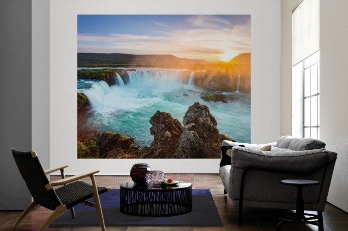 Die Fototapete Wasserfall in Island, Kirkjufellsfoss als große Bildtapete im Wohnzimmer. Als Bildtapete ist die Fototapete Wasserfall in Island, Kirkjufellsfoss ein besonderes Highlight auf Vliestapete.