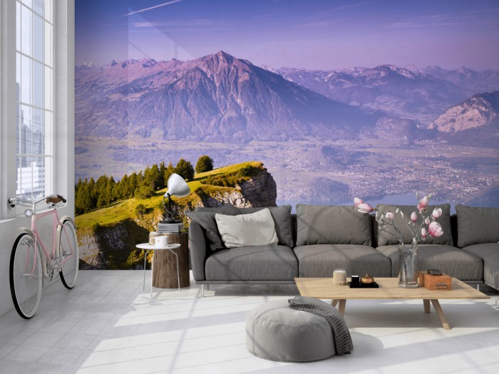 Die Fototapete Gebirge am See in der Schweiz auf einer großen Wand im Loft tapeziert. Die Fototapete Gebirge am See in der Schweiz wird individuell auf Deine Wand angepasst.