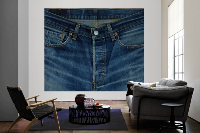 Die Fototapete Levis Jeans als große Bildtapete im Wohnzimmer. Als Bildtapete ist die Fototapete Levis Jeans ein besonderes Highlight auf Vliestapete.