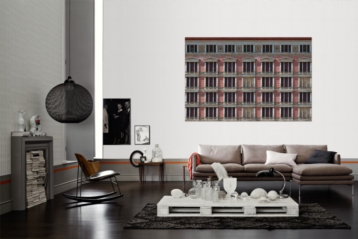 Die Fototapete Alte Fassade in Berlin als Wandbild im Wohnzimmer. Die Vlies-Fototapete Alte Fassade in Berlin verschönert als Wandbild Deine Wand.