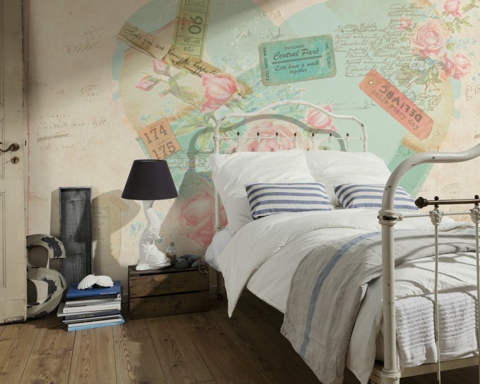 Im Schlafzimmer die Design-Fototapete Djooz Aquarell Herz mit Rosen auf einer großen Wand tapeziert. Die Design-Fototapete Djooz Aquarell Herz mit Rosen ist als Vlies-Fototapete im Schlafzimmer leicht zu tapezieren.