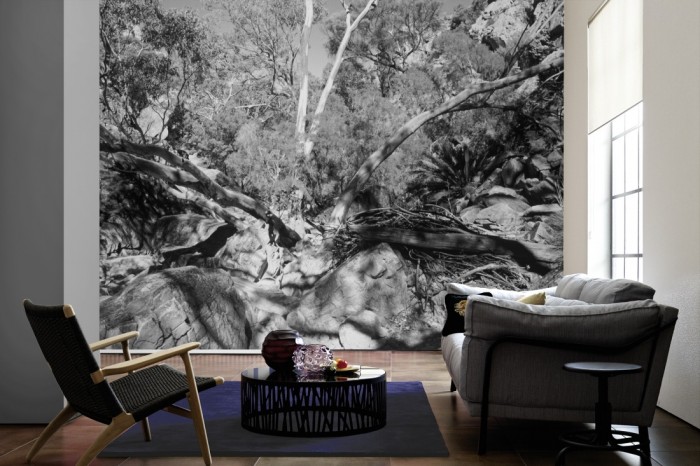 Im Wohnzimmer die Fototapete Steininsel, schwarz-weiß auf einer großen Wand tapeziert. Die Fototapete Steininsel, schwarz-weiß ist als Vlies-Fototapete im Wohnzimmer leicht zu tapezieren.