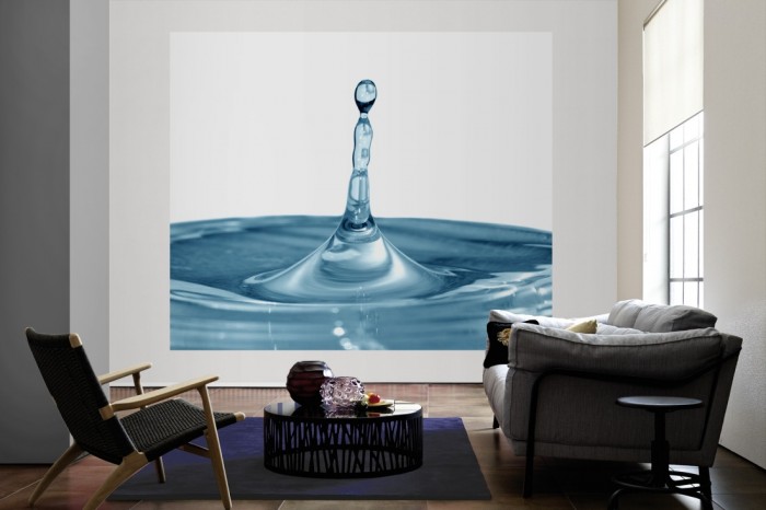 Die Fototapete Wassertropfen als große Bildtapete im Wohnzimmer. Als Bildtapete ist die Fototapete Wassertropfen ein besonderes Highlight auf Vliestapete.