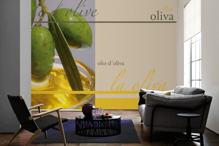 Im Wohnzimmer die Design-Fototapete Oliven und Öl, Artwork auf einer großen Wand tapeziert. Die Design-Fototapete Oliven und Öl, Artwork ist als Vlies-Fototapete im Wohnzimmer leicht zu tapezieren.