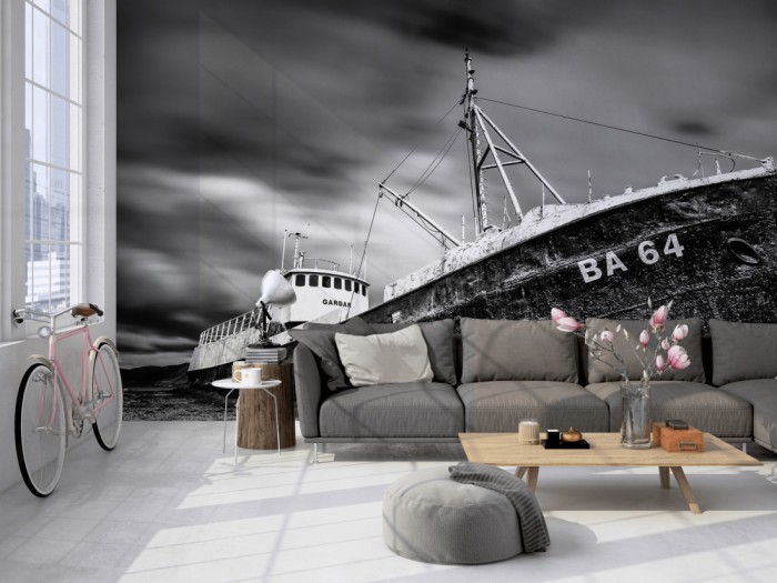 Die Fototapete Schiff Ruine BA 64, schwarz-weiß auf einer großen Wand im Loft tapeziert. Die Fototapete Schiff Ruine BA 64, schwarz-weiß wird individuell auf Deine Wand angepasst.