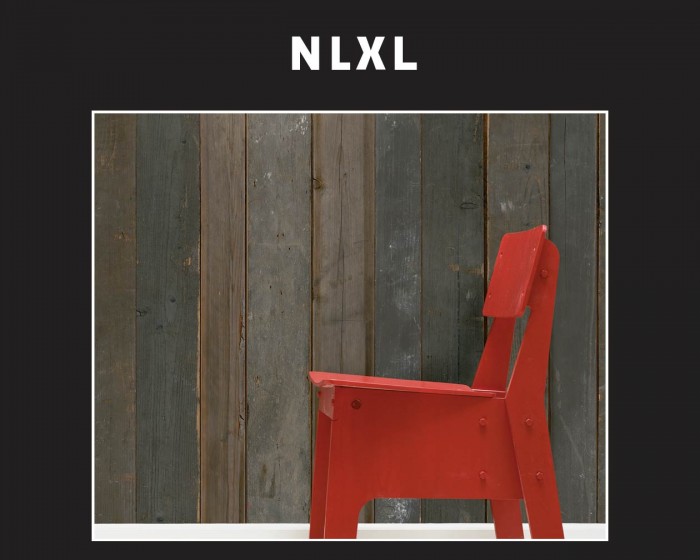 Die NLXL Tapete PHE-04 Scrapwood von Piet Hein Eek tapeziert an einer Wand.