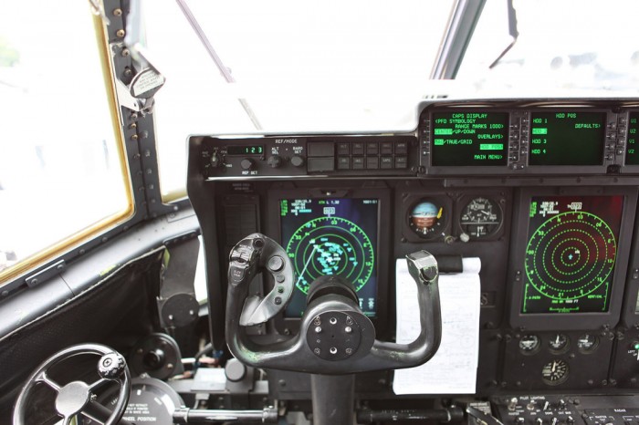 Die Fototapete Flugzeug Cockpit der Piloten, eine Vlies-Fototapete bei Livingwalls Cologne online kaufen. Die Fototapete Flugzeug Cockpit der Piloten ist eine Fototapete auf Maß.