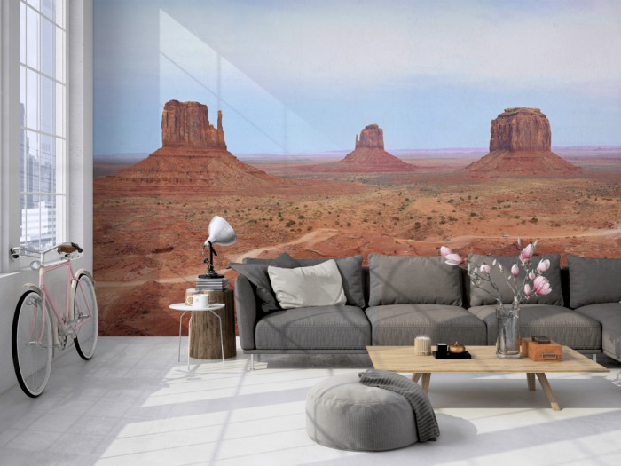 Die Fototapete Monument Valley in Utah, USA auf einer großen Wand im Loft tapeziert. Die Fototapete Monument Valley in Utah, USA wird individuell auf Deine Wand angepasst.