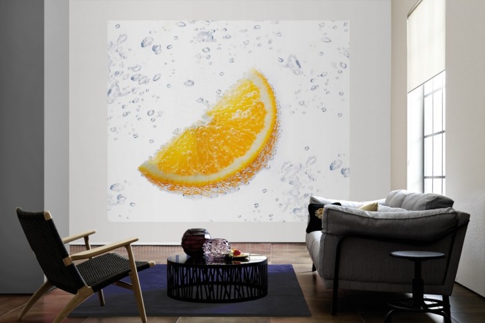 Die Fototapete Orange im Wasser als große Bildtapete im Wohnzimmer. Als Bildtapete ist die Fototapete Orange im Wasser ein besonderes Highlight auf Vliestapete.
