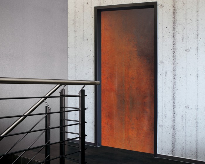 Ein Foto von der selbstklebenden Türtapete Rost-Metallfläche tapeziert auf einer Tür. Bestelle Deine Türtapete online.