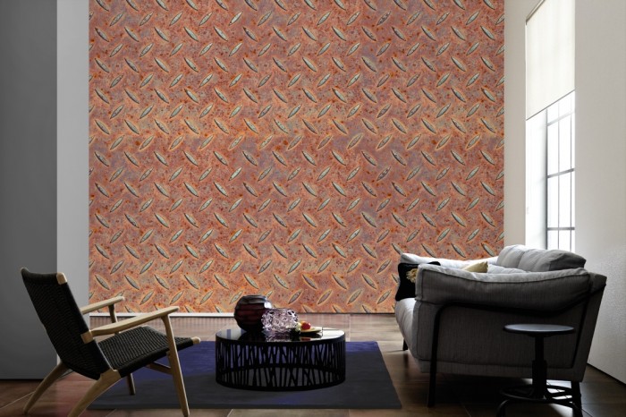 Im Wohnzimmer die Fototapete Rost Wand, oxidiertes Riffelblech auf einer großen Wand tapeziert. Die Fototapete Rost Wand, oxidiertes Riffelblech ist als Vlies-Fototapete im Wohnzimmer leicht zu tapezieren.