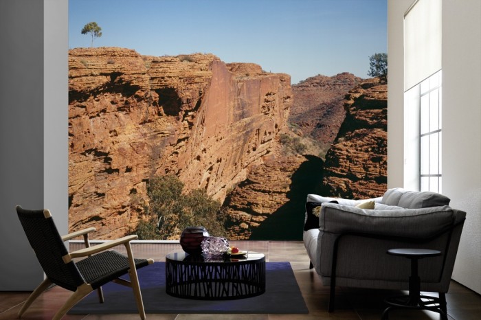 Im Wohnzimmer die Fototapete Australien, Kings Canyon auf einer großen Wand tapeziert. Die Fototapete Australien, Kings Canyon ist als Vlies-Fototapete im Wohnzimmer leicht zu tapezieren.