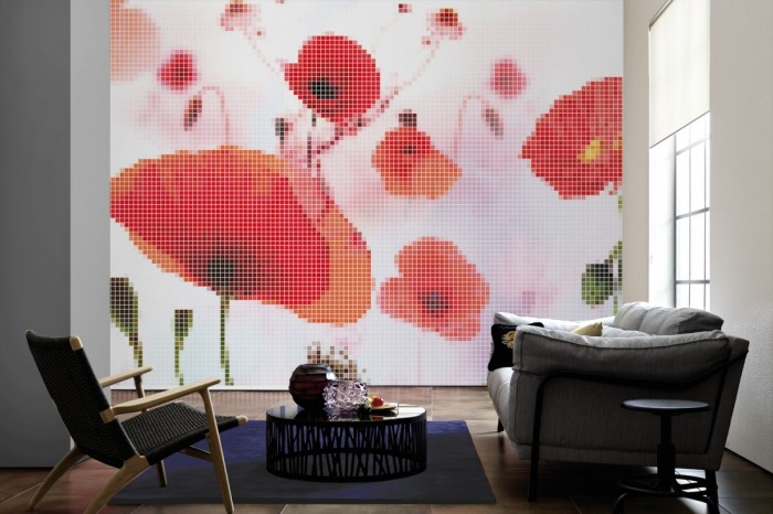 Im Wohnzimmer die Design-Fototapete Geometrie Mohnblumen auf einer großen Wand tapeziert. Die Design-Fototapete Geometrie Mohnblumen ist als Vlies-Fototapete im Wohnzimmer leicht zu tapezieren.