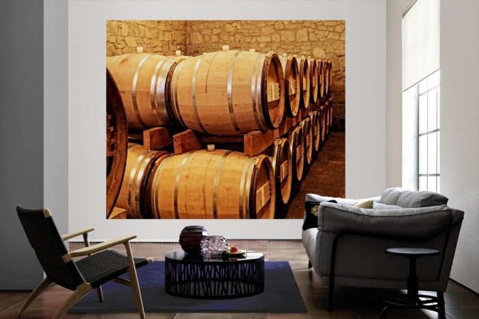 Die Fototapete Weinkeller mit Fässern als große Bildtapete im Wohnzimmer. Als Bildtapete ist die Fototapete Weinkeller mit Fässern ein besonderes Highlight auf Vliestapete.