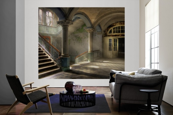 Die Fototapete Vintage Villa Eingangshalle, Lost Places als große Bildtapete im Wohnzimmer. Als Bildtapete ist die Fototapete Vintage Villa Eingangshalle, Lost Places ein besonderes Highlight auf Vliestapete.