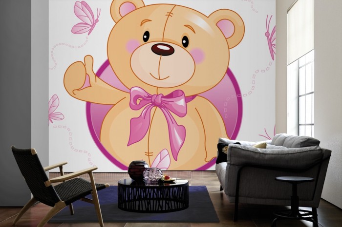 Im Wohnzimmer die Fototapete Bär mit Schmetterlingen auf einer großen Wand tapeziert. Die Fototapete Bär mit Schmetterlingen ist als Vlies-Fototapete im Wohnzimmer leicht zu tapezieren.
