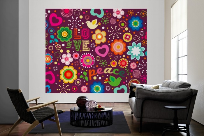 Die Design-Fototapete Love and Peace in Flowers, Artwork als große Bildtapete im Wohnzimmer. Als Bildtapete ist die Design-Fototapete Love and Peace in Flowers, Artwork ein besonderes Highlight auf Vliestapete.