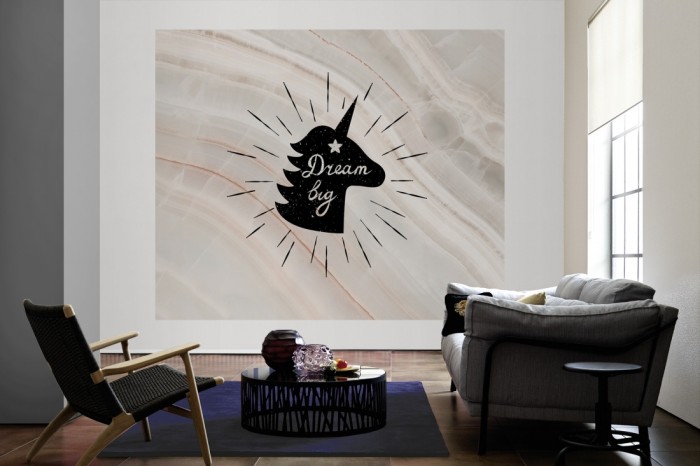 Die Fototapete Einhorn Design auf Marmor Tapete als große Bildtapete im Wohnzimmer. Als Bildtapete ist die Fototapete Einhorn Design auf Marmor Tapete ein besonderes Highlight auf Vliestapete.
