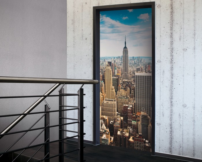 Ein Foto von der selbstklebenden Türtapete New York, Skyline mit Empire State Building tapeziert auf einer Tür. Bestelle Deine Türtapete online.