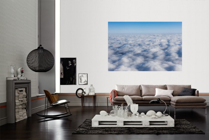 Die Fototapete Über den Wolken 1 als Wandbild im Wohnzimmer. Die Vlies-Fototapete Über den Wolken 1 verschönert als Wandbild Deine Wand.