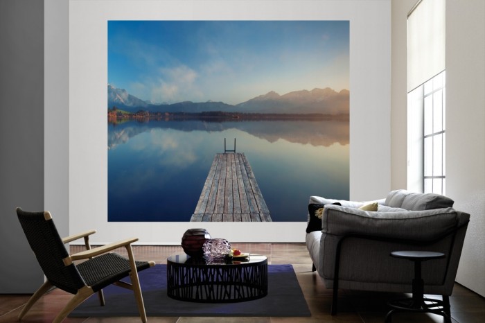 Die Fototapete Sonnenuntergang am See in den Alpen, Österreich als große Bildtapete im Wohnzimmer. Als Bildtapete ist die Fototapete Sonnenuntergang am See in den Alpen, Österreich ein besonderes Highlight auf Vliestapete.