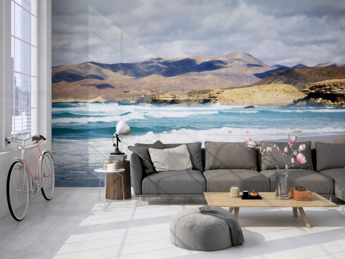 Die Fototapete Strand der Kanaren, Spanien auf einer großen Wand im Loft tapeziert. Die Fototapete Strand der Kanaren, Spanien wird individuell auf Deine Wand angepasst.