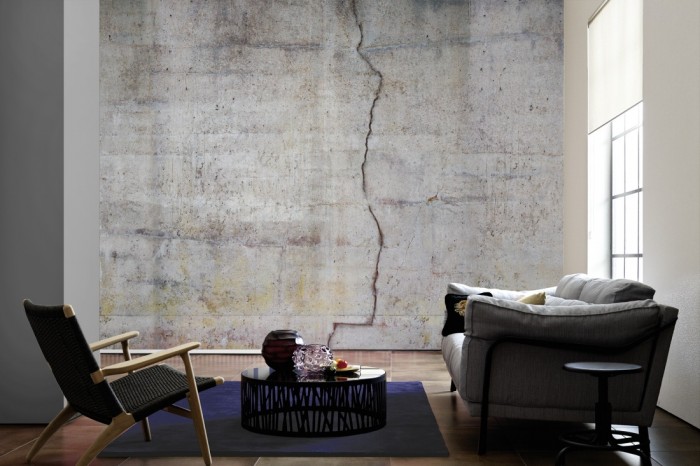 Im Wohnzimmer die Fototapete Beton Wand, Sichtbeton mit Riss auf einer großen Wand tapeziert. Die Fototapete Beton Wand, Sichtbeton mit Riss ist als Vlies-Fototapete im Wohnzimmer leicht zu tapezieren.