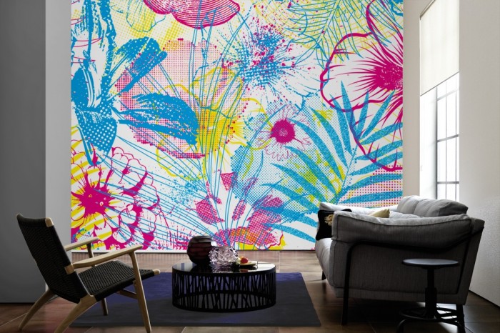 Im Wohnzimmer die Designer-Fototapete Chamäleon-Effekt Blumen auf einer großen Wand tapeziert. Die Designer-Fototapete Chamäleon-Effekt Blumen ist als Vlies-Fototapete im Wohnzimmer leicht zu tapezieren.