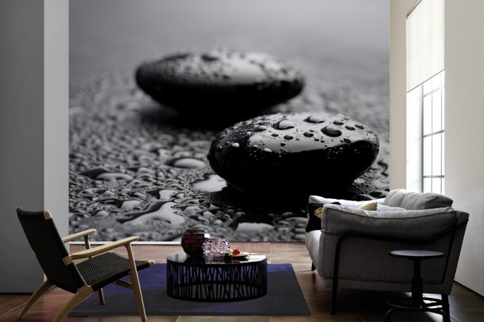 Im Wohnzimmer die Fototapete Wellness, Wellness-Steine mit Wassertropfen auf einer großen Wand tapeziert. Die Fototapete Wellness, Wellness-Steine mit Wassertropfen ist als Vlies-Fototapete im Wohnzimmer leicht zu tapezieren.