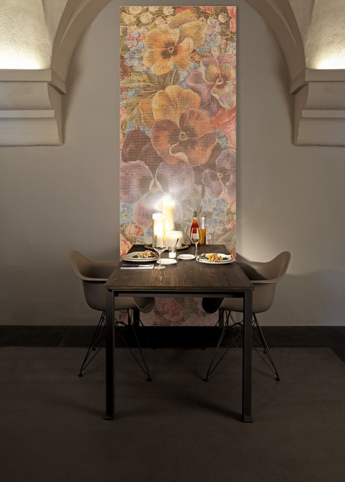 Ein Foto von dem Design-Fotopanel Stoff mit Veilchen und Blüten tapeziert im Raum. Bestelle Deine Bildtapete online.