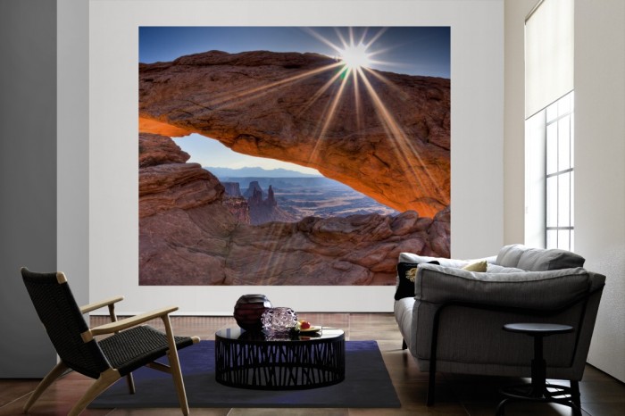 Die Fototapete Mesa Arch Canyonlands, Utah USA als große Bildtapete im Wohnzimmer. Als Bildtapete ist die Fototapete Mesa Arch Canyonlands, Utah USA ein besonderes Highlight auf Vliestapete.