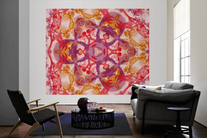 Die Designer-Fototapete Kaleidoskop Blüten, Artwork by Mylumi als große Bildtapete im Wohnzimmer. Als Bildtapete ist die Designer-Fototapete Kaleidoskop Blüten, Artwork by Mylumi ein besonderes Highlight auf Vliestapete.