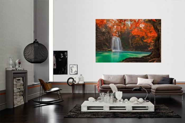 Die Fototapete Wasserfall im Herbst, Erawan Park, Thailand als Wandbild im Wohnzimmer. Die Vlies-Fototapete Wasserfall im Herbst, Erawan Park, Thailand verschönert als Wandbild Deine Wand.