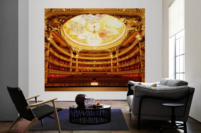 Die Fototapete Pariser Oper als große Bildtapete im Wohnzimmer. Als Bildtapete ist die Fototapete Pariser Oper ein besonderes Highlight auf Vliestapete.