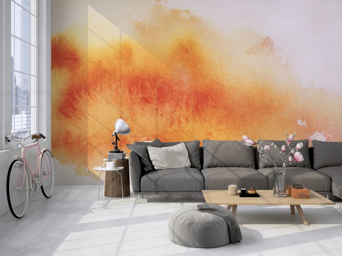 Die Design-Fototapete Verlauf der Wasserfarbe in Orange auf einer großen Wand im Loft tapeziert. Die Design-Fototapete Verlauf der Wasserfarbe in Orange wird individuell auf Deine Wand angepasst.