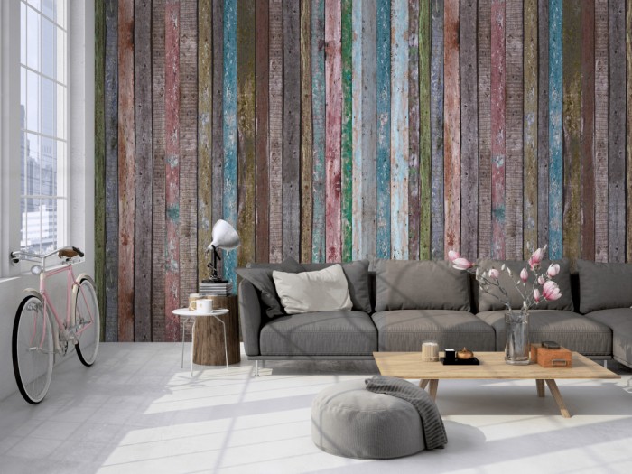 Die Fototapete Holz Wand, bunt gestrichen auf einer großen Wand im Loft tapeziert. Die Fototapete Holz Wand, bunt gestrichen wird individuell auf Deine Wand angepasst.