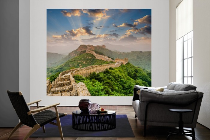 Die Fototapete Chinesische Mauer bei Sonnenuntergang als große Bildtapete im Wohnzimmer. Als Bildtapete ist die Fototapete Chinesische Mauer bei Sonnenuntergang ein besonderes Highlight auf Vliestapete.