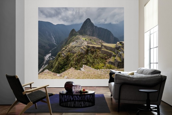 Die Fototapete Machu Picchu Ruinen in Peru als große Bildtapete im Wohnzimmer. Als Bildtapete ist die Fototapete Machu Picchu Ruinen in Peru ein besonderes Highlight auf Vliestapete.