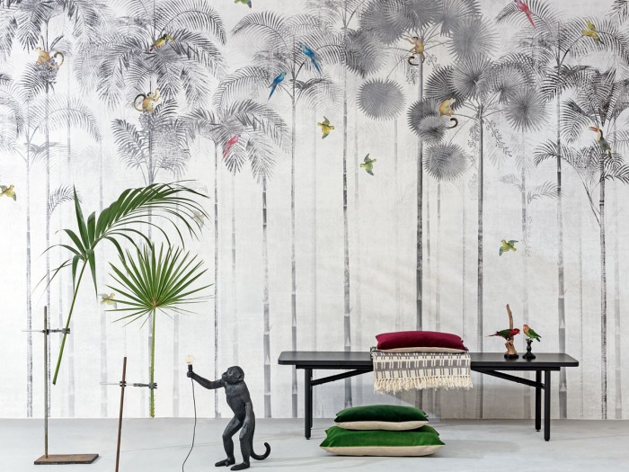 Die graue Dschungeltapete Animals Palm Wallpaper mit Affen und Vögeln im Dschungel.